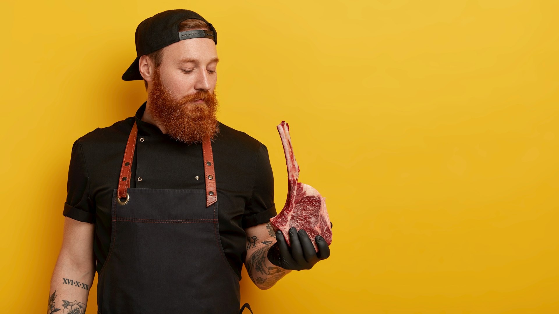 Carnicero sosteniendo un corte de carne de Redbuchef